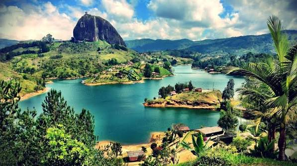 Guatapé — Descubre sus coloridos zócalos, los paisajes del embalse y la emblemática Piedra del Peñol.